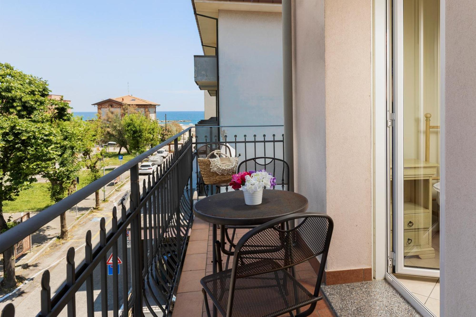 Residence Tre Trilo&Suites Rimini Bagian luar foto