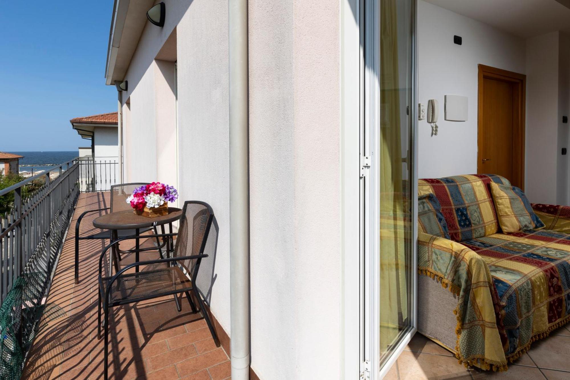 Residence Tre Trilo&Suites Rimini Bagian luar foto