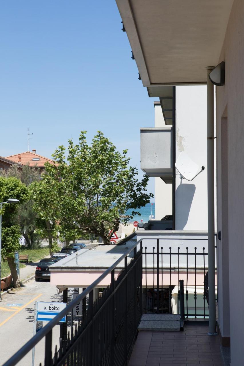 Residence Tre Trilo&Suites Rimini Bagian luar foto